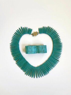 Cute set stone necklace with matching bracelet 🗃️
